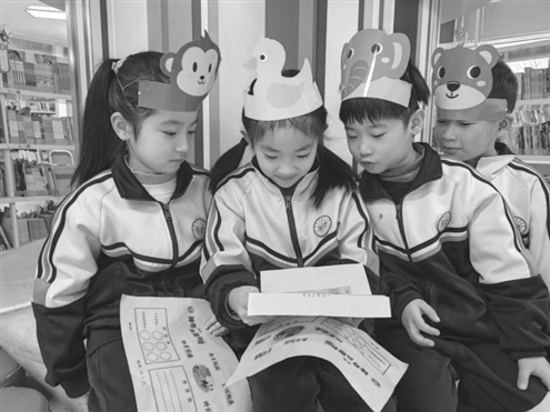 孩子们在“玩中学,在做中学“,为本学期画上圆满句号